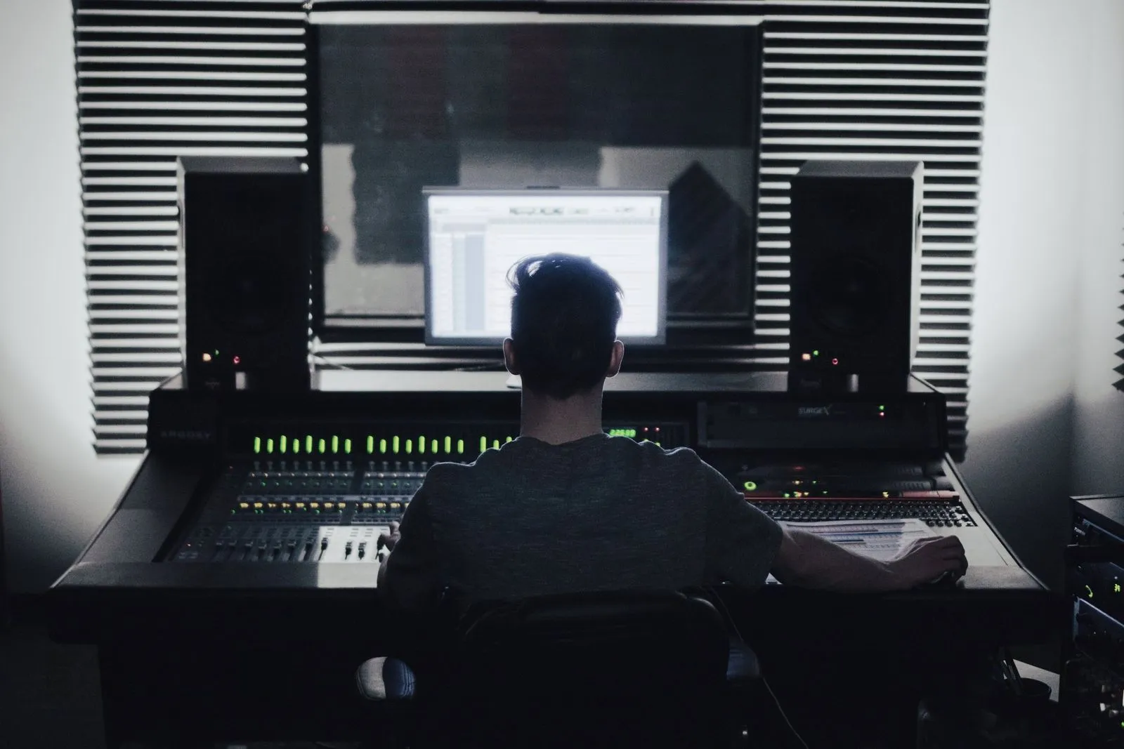 Sampling en beatmaking : producteur dans son studio en train de découper un sample