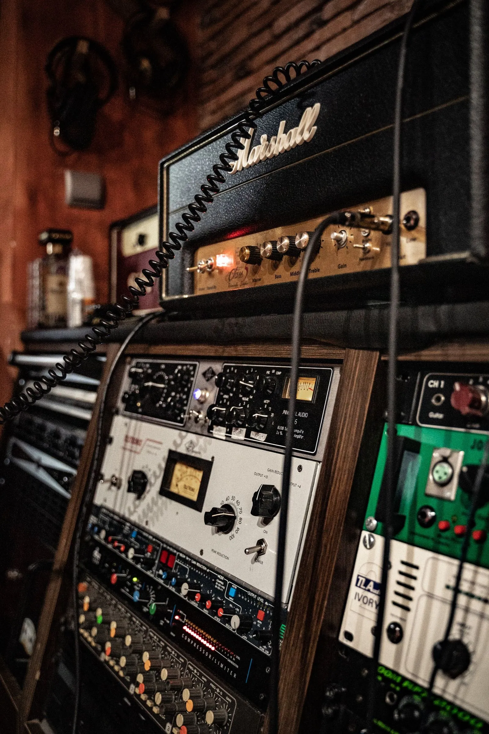 Reverb en mixage : rack d'effets et de traitements audio dans un studio d'enregistrement