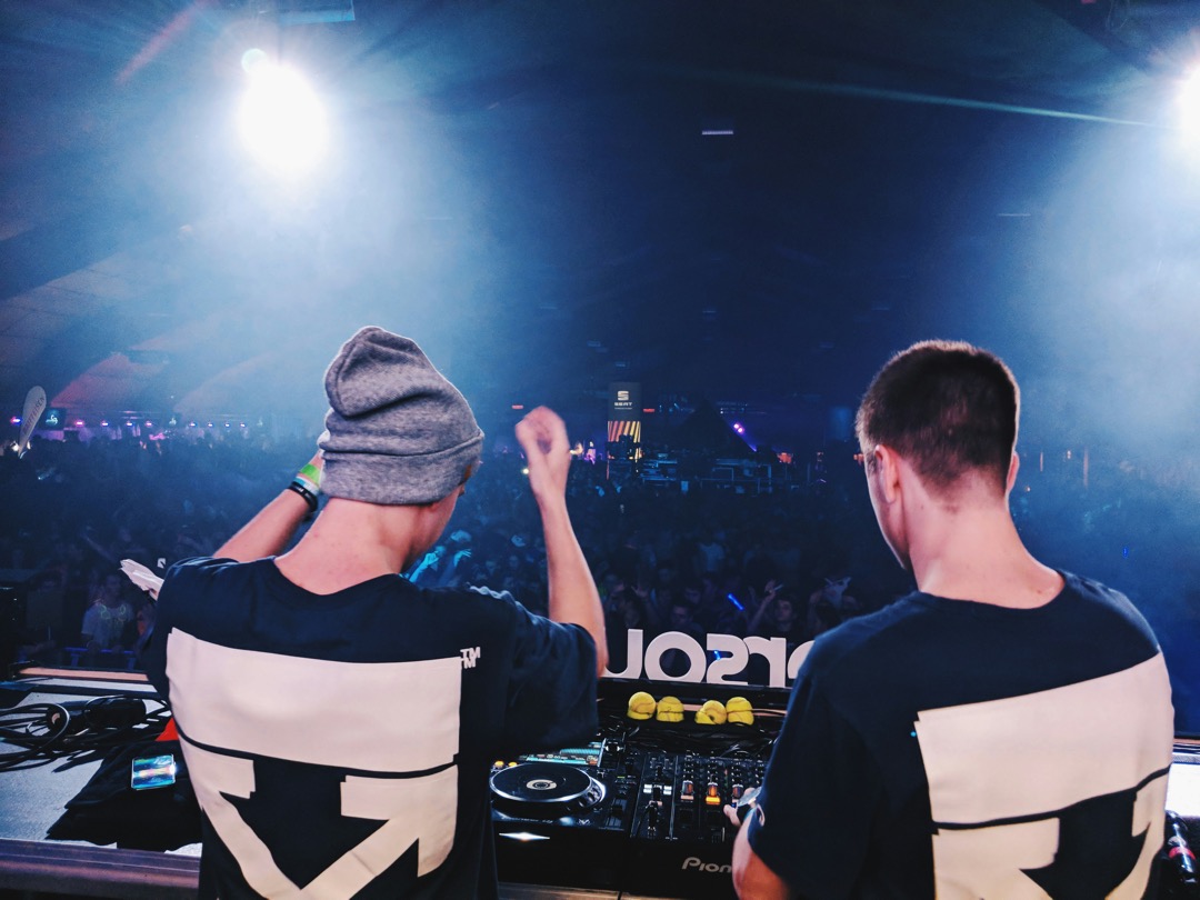 Transition DJ : deux DJ aux platines enchaînant deux morceaux devant le public