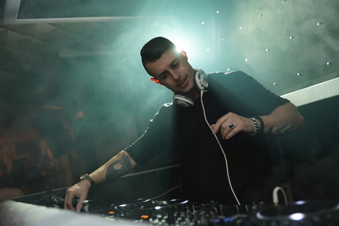 Mix harmonique : DJ aux platines en train d'enchaîner deux morceaux en club