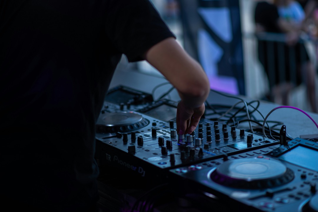 Quels équipements un DJ débutant doit-il avoir ?