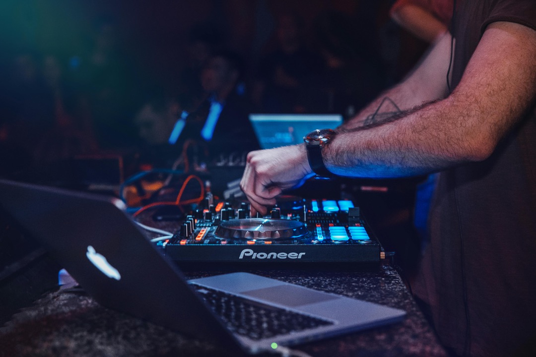 Le rôle du DJ dans la promotion d’artistes émergents